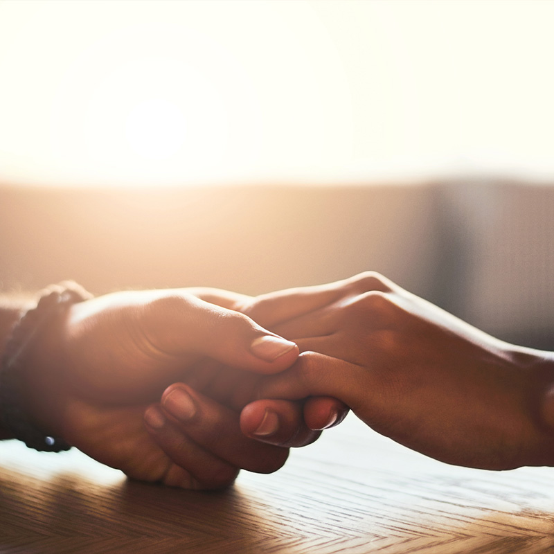 Supervision und traumasensible Prozessbegleitung Anja Weiss - Zwei Menschen halten Hände mitfühlend