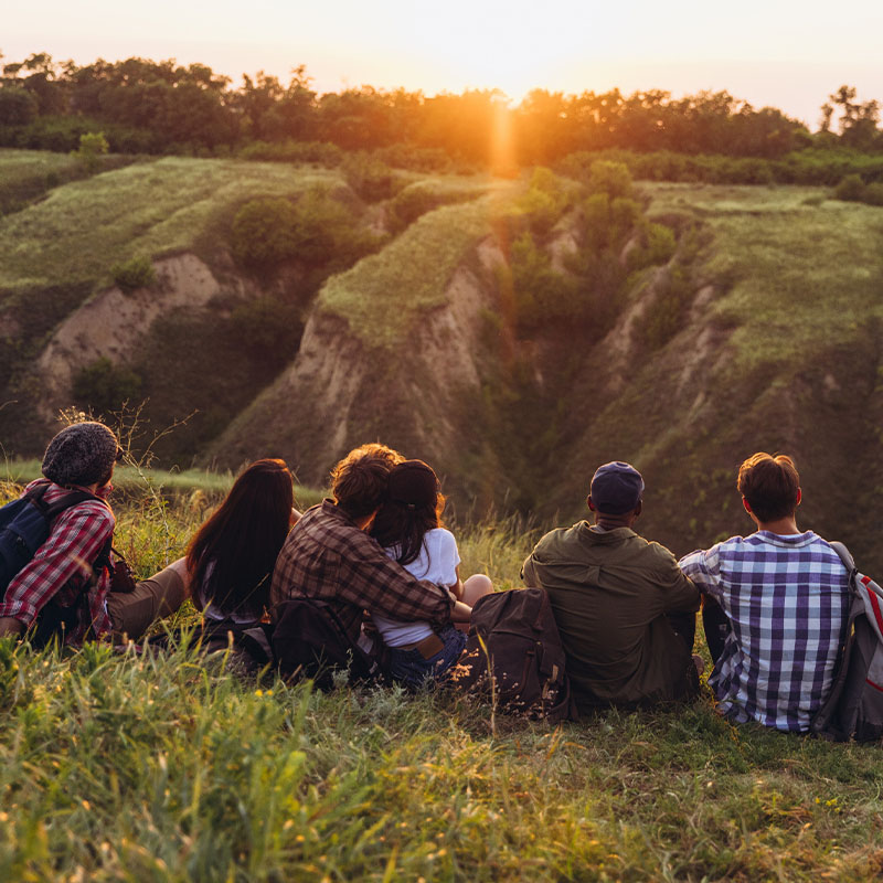 Supervision und traumasensible Prozessbegleitung Anja Weiss - Gruppensetting eine Gruppe schaut den Sonnenuntergang an