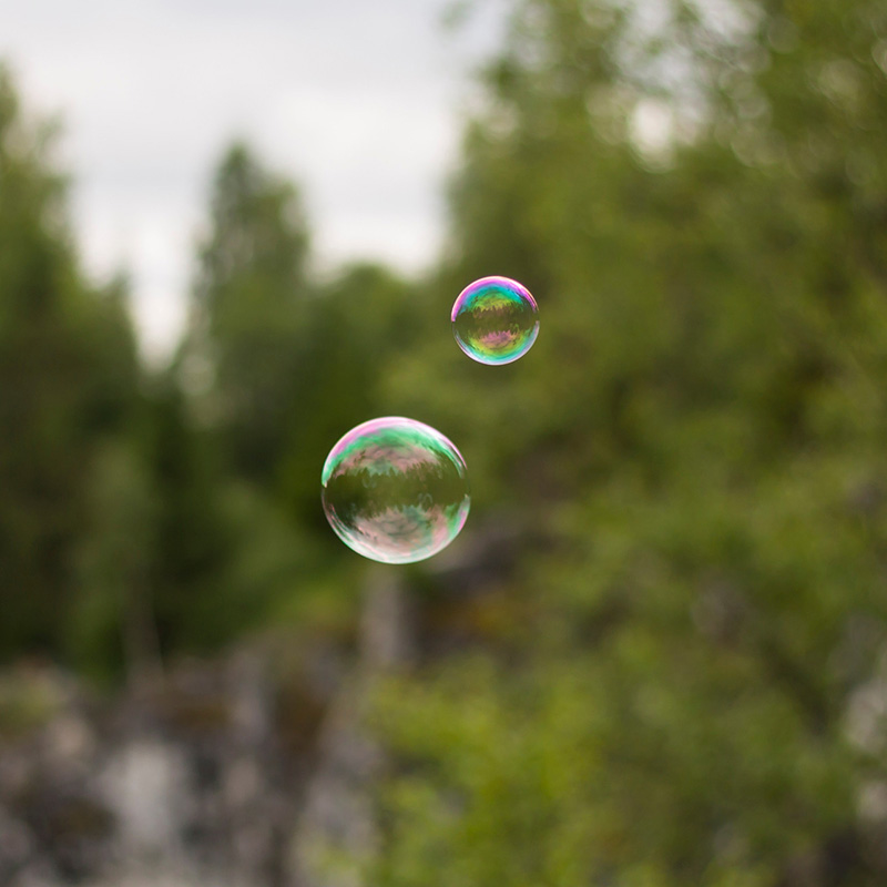Biodynamische Craniosacraltherapie und Supervision in Lüneburg - Zwei Seifenblasen schweben in der Luft